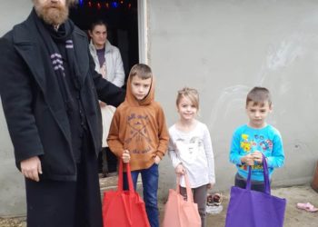 Sute de kituri educaționale au fost oferite elevilor din Arhiepiscopia Târgoviștei!