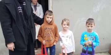 Sute de kituri educaționale au fost oferite elevilor din Arhiepiscopia Târgoviștei!