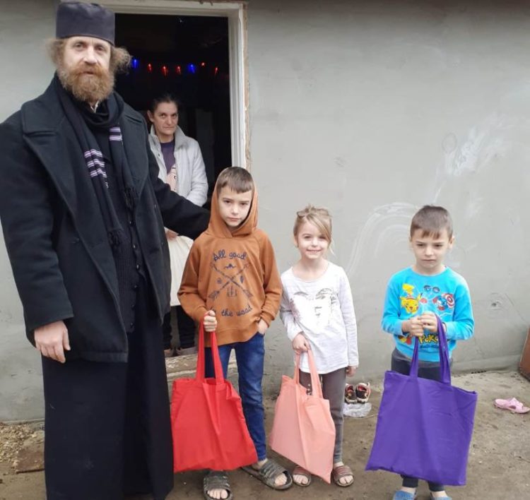 Sute de kituri educaționale au fost oferite elevilor din Arhiepiscopia Târgoviștei!