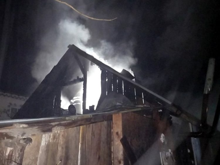 O casă a fost distrusă de flăcări la Voinești!