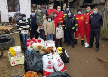 Pompierii dâmbovițeni au fost mesagerii lui Moș Crăciun pentru o familie defavorizată!