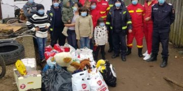 Pompierii dâmbovițeni au fost mesagerii lui Moș Crăciun pentru o familie defavorizată!