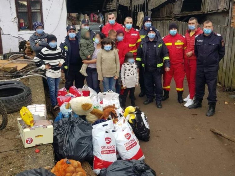Pompierii dâmbovițeni au fost mesagerii lui Moș Crăciun pentru o familie defavorizată!