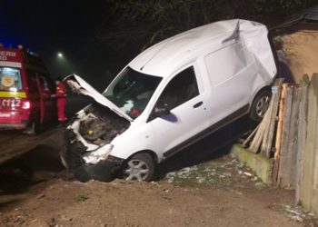 Un bărbat de 55 de ani a intrat cu mașina în gardul unei gospodării!