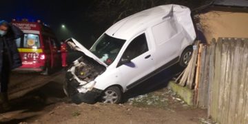 Un bărbat de 55 de ani a intrat cu mașina în gardul unei gospodării!