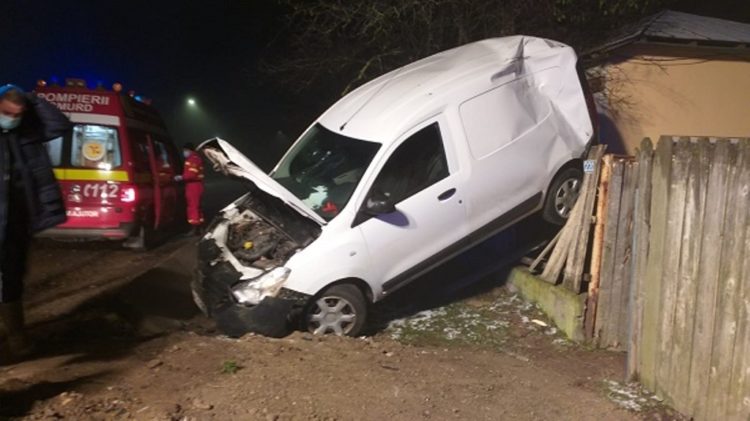 Un bărbat de 55 de ani a intrat cu mașina în gardul unei gospodării!