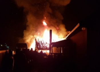 O casă a fost cuprinsă de flăcări noaptea trecută!