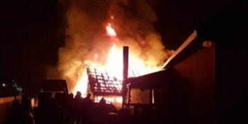 O casă a fost cuprinsă de flăcări noaptea trecută!