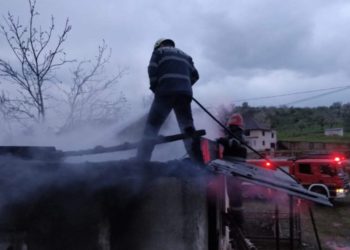Incendiu la acoperișul unei case din localitatea Izvoare!