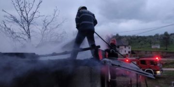Incendiu la acoperișul unei case din localitatea Izvoare!