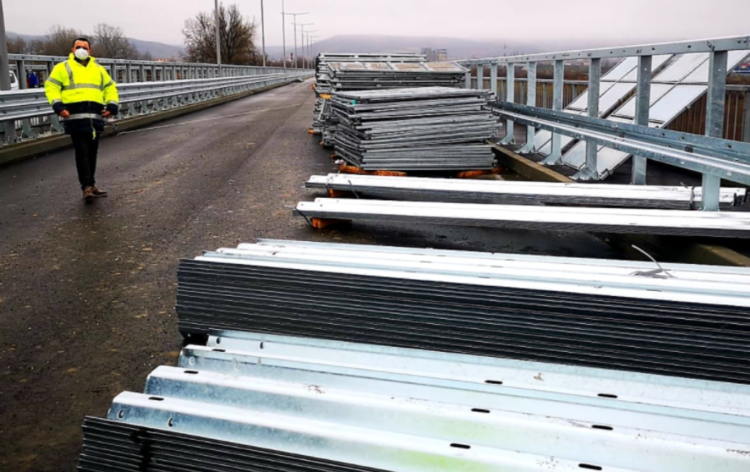 Se lucrează la podul nou de la Teiș!