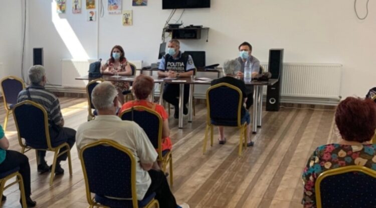 Beneficiarii de la Clubul Pensionarilor Târgoviște au fost informați de polițiștii de la prevenire!