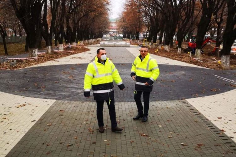 Continuă lucrările de reabilitare în parcul Mitropoliei!