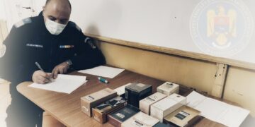 Jandarmii au depistat  o persoană care aborda cetățenii pentru a le oferi spre vânzare produse contrafăcute!