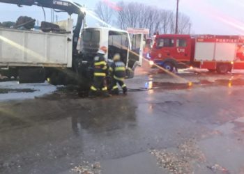 Un autocamion încărcat cu fier vechi a luat foc!