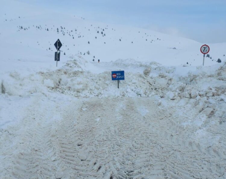 DJ 713 a fost închis din cauza unei avalanșe!