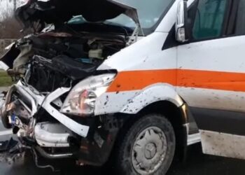 Coliziune violentă între o ambulanță și un autoturism!