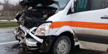 Coliziune violentă între o ambulanță și un autoturism!