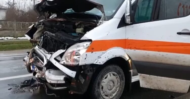 Coliziune violentă între o ambulanță și un autoturism!