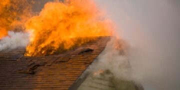 Incendiu violent la o casă din Pucioasa!