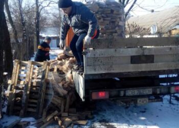 Bani și lemne de foc oferite unor dâmbovițeni în mare nevoie!