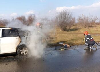 O mașină a luat foc din cauza unui scurtcircuit!