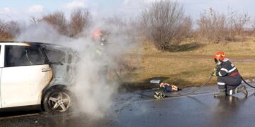 O mașină a luat foc din cauza unui scurtcircuit!