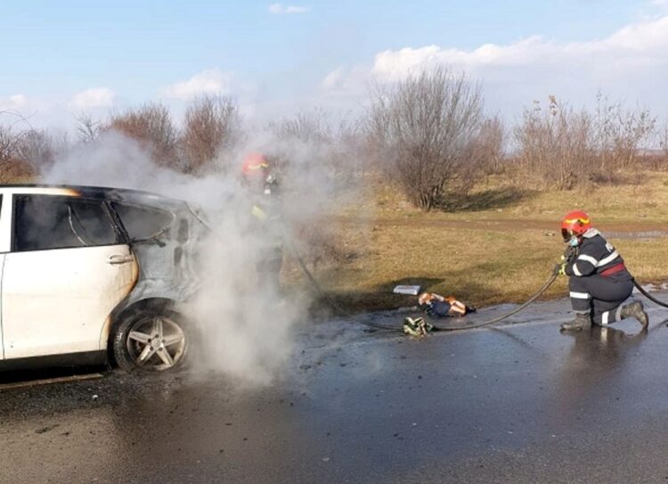 O mașină a luat foc din cauza unui scurtcircuit!