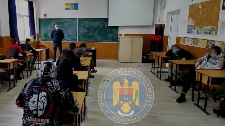 Jandarmii dâmbovițeni au continuat acțiunile de prevenire în rândul elevilor!