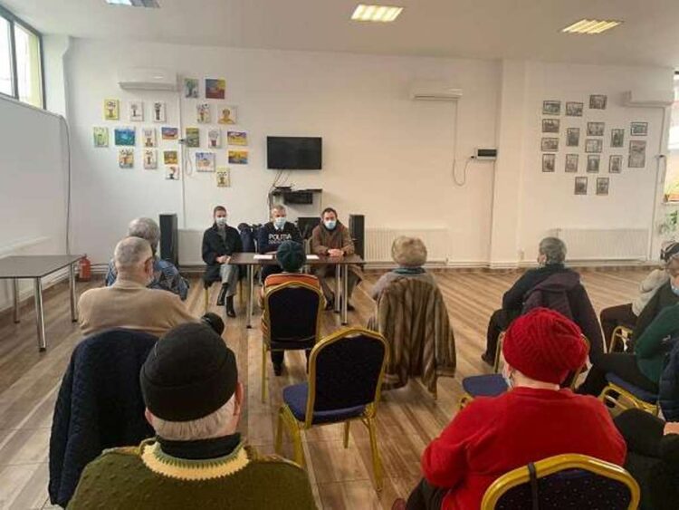 Polițiștii au desfășurat o activitate preventivă la Clubul Pensionarilor din Municipiul Târgoviște!