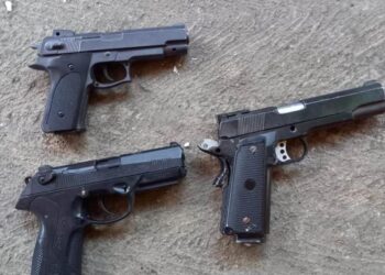 Descindere la locuința unor adolescenți ce dețineau ilegal mai multe arme!