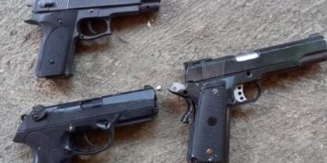 Descindere la locuința unor adolescenți ce dețineau ilegal mai multe arme!