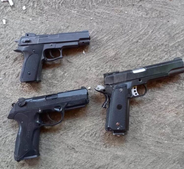 Descindere la locuința unor adolescenți ce dețineau ilegal mai multe arme!