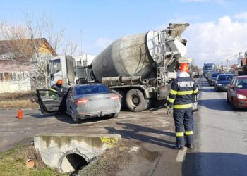 Impact puternic între o betonieră și un autoturism!