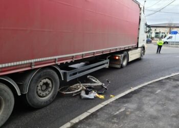 Un biciclist a fost accidentat de un tir!