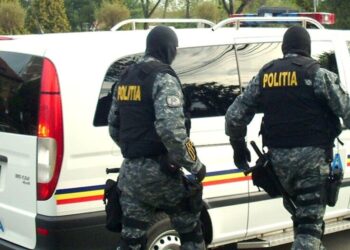 Cinci persoane bănuite de săvârșirea infracțiunii de proxenetism au fost reținute pentru 24 de ore!
