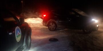 Echipa Serviciului Public Județean Salvamont Salvaspeo Dâmbovița a fost solicitată pentru a ajuta doi turiști blocați cu mașina!