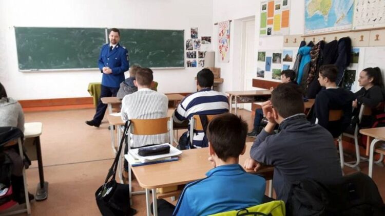 Acțiuni informativ-preventive desfășurate de jandarmi în instituțiile de învățământ preuniversitar!