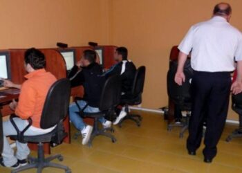 Persoană surprinsă în timp ce frauda examenul teoretic pentru obținerea permisului auto!