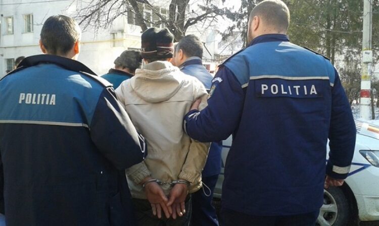 Patru tineri au fost reținuți pentru comiterea infracțiunilor de lovire sau alte violențe!