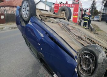 Femeie transportată la spital după ce s-a răsturnat cu mașina pe șosea!