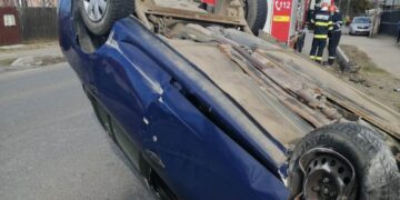 Femeie transportată la spital după ce s-a răsturnat cu mașina pe șosea!