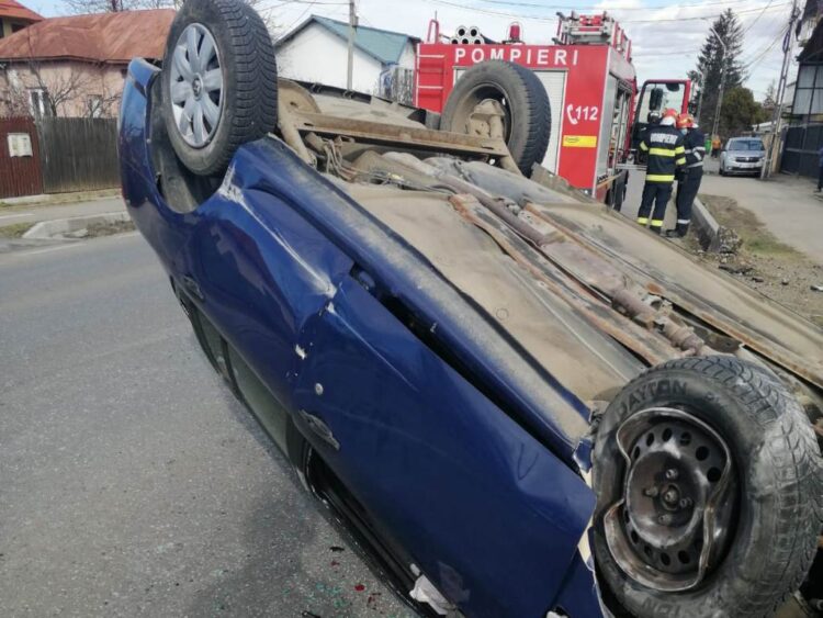 Femeie transportată la spital după ce s-a răsturnat cu mașina pe șosea!