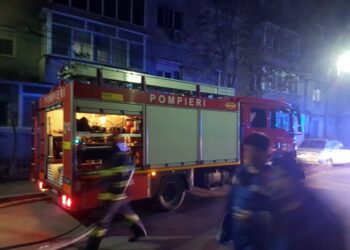 Locatarii unui bloc au fost evacuați din cauza unui incendiu izbucnit într-un apartament!