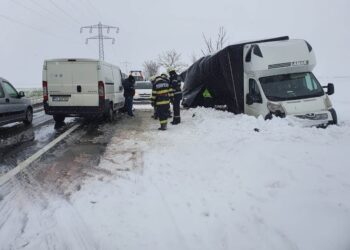 Coliziune violentă între 2 autoutilitare!