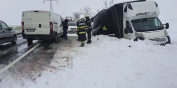 Coliziune violentă între 2 autoutilitare!