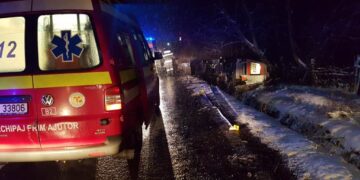 Ambulanță răsturnată în afara șoselei!