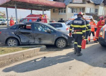 Coliziune între două autoturisme!