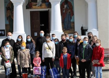Tinerii din Arhiepiscopia Târgoviștei promovează arta tradițională și filantropia!
