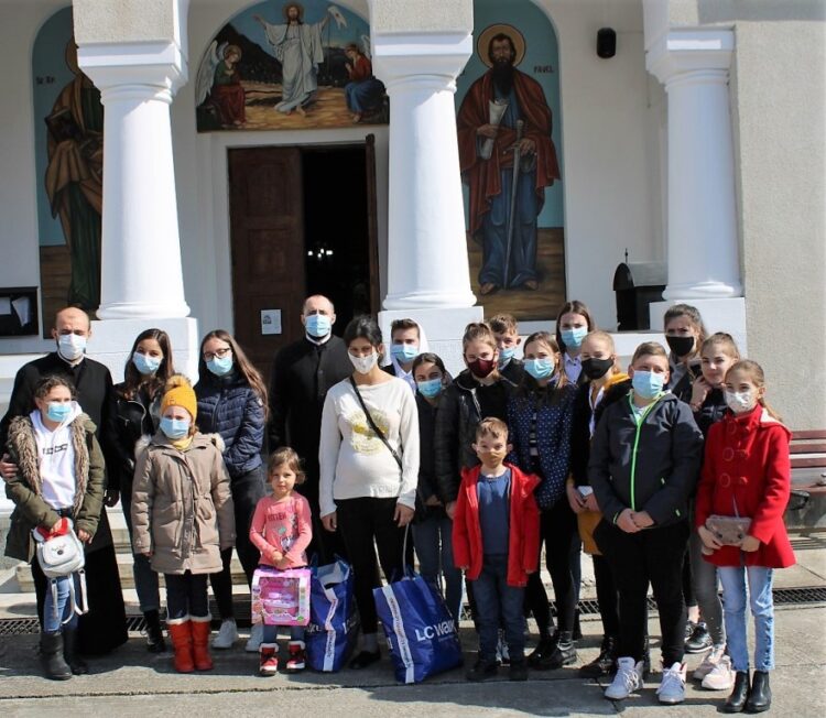 Tinerii din Arhiepiscopia Târgoviștei promovează arta tradițională și filantropia!